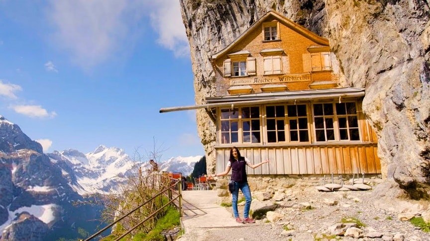 Švýcarská restaurace je postavena na úbočí hory
